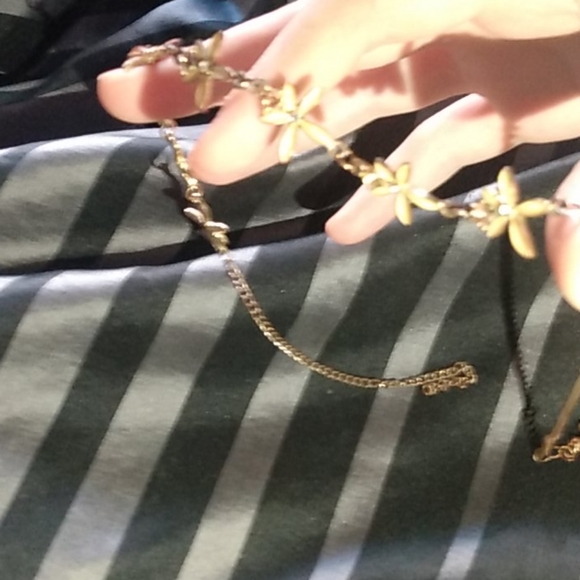 Flower necklace - Picture 2 of 2